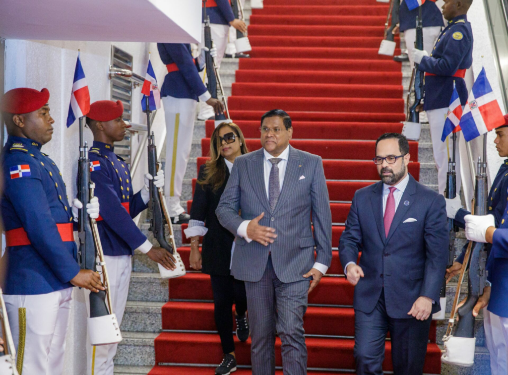 Arriba al país presidente de Suriname Chandrikapersad Santokhi para asistir a juramentación de segundo mandato de Luis Abinader
