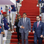 Arriba al país presidente de Suriname Chandrikapersad Santokhi para asistir a juramentación de segundo mandato de Luis Abinader