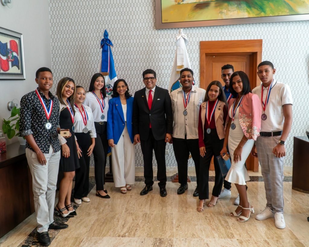 Dío Astacio recibe a jóvenes meritorios de Santo Domingo Este como “Alcalde por un Día”