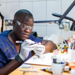 Fabricando ojos artificiales en Uganda