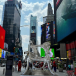 Arte Dominicano en el Corazón de Manhattan: “Tovar The Chair” Adorna Times Square