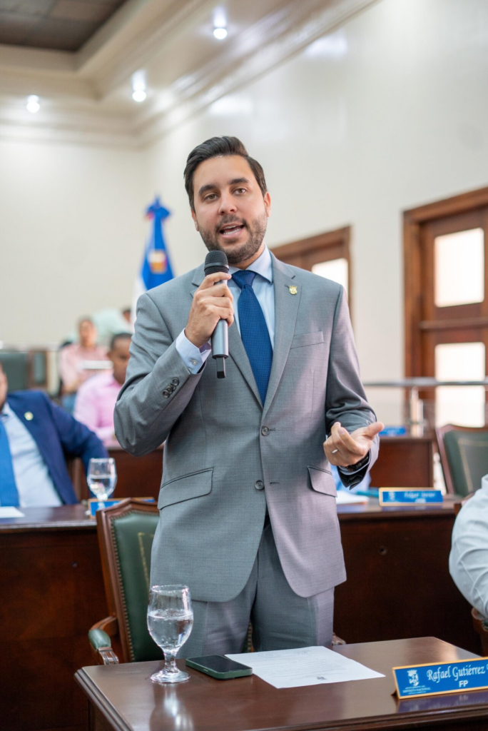 Regidor Rafael-Guti-Gutiérrez presenta propuesta para reducir tapones en zonas de alto tránsito 