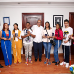 Jóvenes con discapacidad visual reciben donación de sus pasaportes