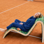 Una artista fabrica muebles a partir de pelotas de tenis