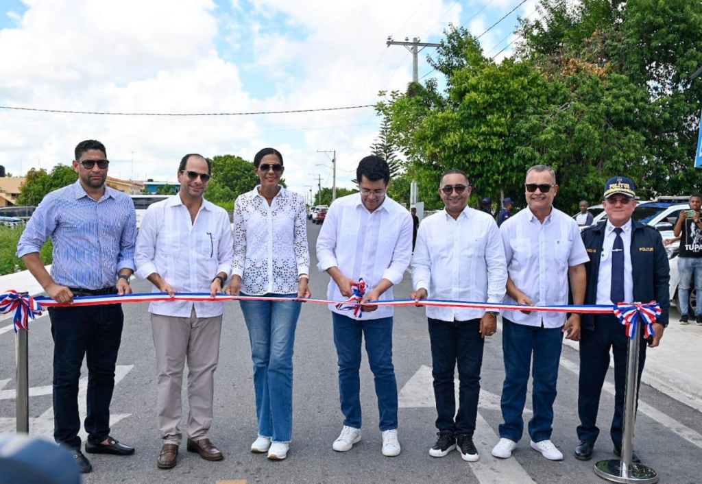 Ministro Collado inaugura reconstrucción calle Pastor Domingo de la Cruz, en Verón, Punta Cana.