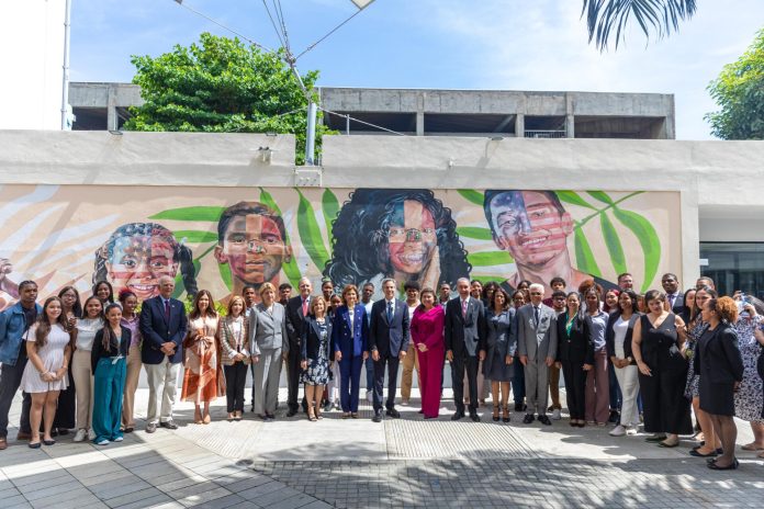Secretario de Estado Antony Blinken se reúne con estudiantes del Programa de Inglés de Inmersión y vicepresidenta Raquel Peña en el ICDA