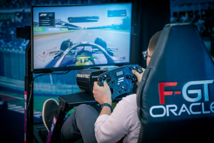Empleados del Banco Popular disfrutan la experiencia de Fórmula 1 con el simulador de Oracle Red Bull Racing