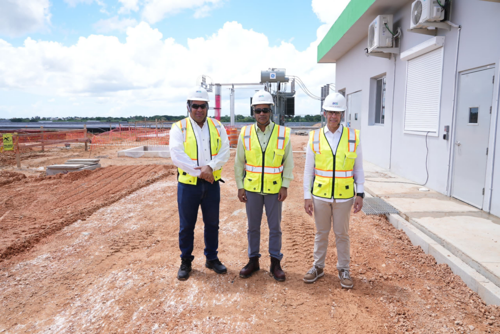 Ministro de Energía y Minas visita parque solar Mirasol de AES, que aportará 100MW al desarrollo del sector energético