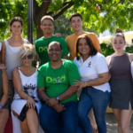 Fundación DOXA y Crecer Jugando entregan juguetes e ilusión a niños de la Escuela Básica Madame Gemanine Rocourt