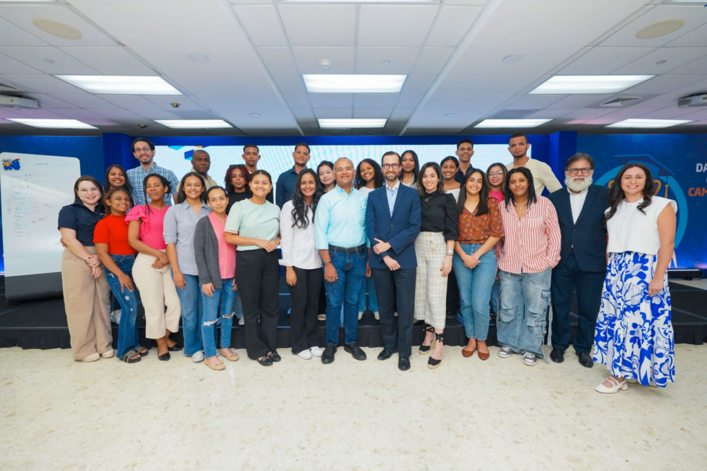 Becados de Excelencia Popular se forman en finanzas personales y emprendimiento