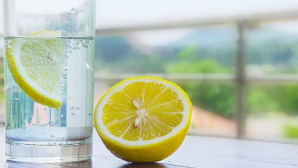 Agua con limón en ayunas: ¿realmente aporta beneficios?