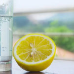 Agua con limón en ayunas: ¿realmente aporta beneficios?