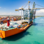 DP World Dominicana robustece su infraestructura portuaria con llegada de séptima grúa Súper Post-Panamax