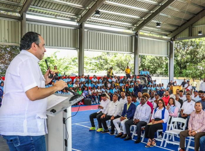 El INEFI entrega moderno polideportivo y utilerías deportivas en escuelas Elías Piña
