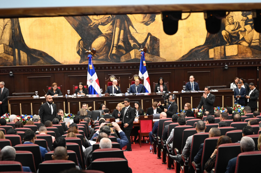 Asamblea Nacional Revisora dio lectura a la recién aprobada Constitución de la República   