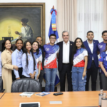 Presidente Abinader recibe estudiantes universitarios y de nivel secundario que participan en concurso NASA