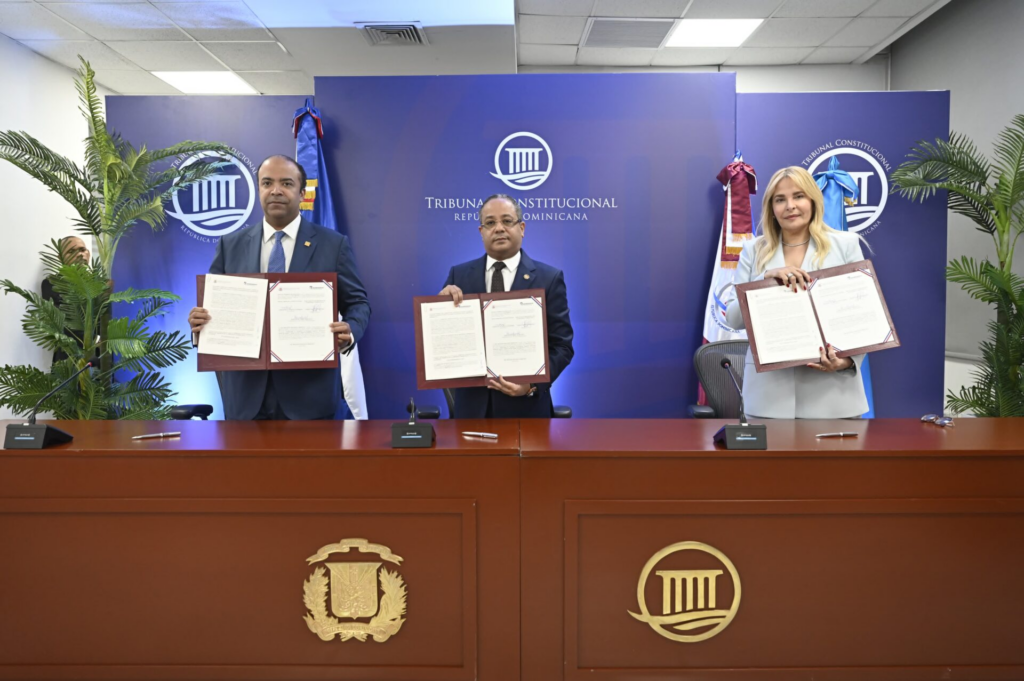 TC y Banco de Reservas firman acuerdo de colaboración