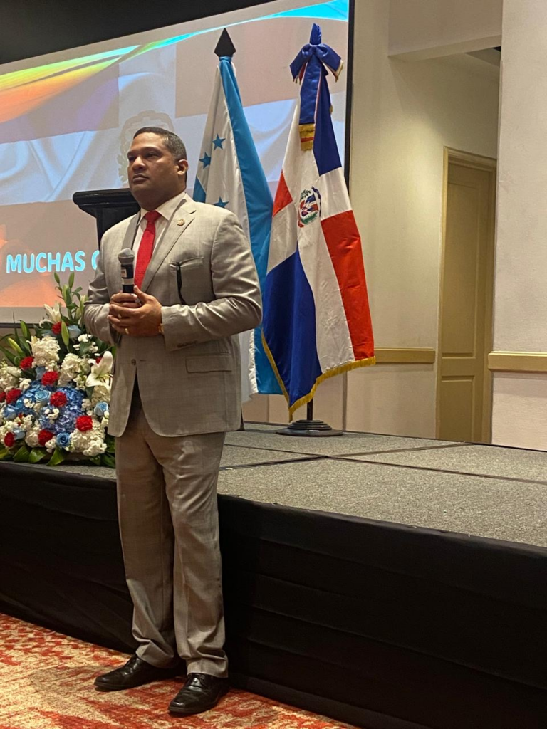 Jhanel Ferreras dicta Conferencia Internacional en Foro de Negocios de Honduras