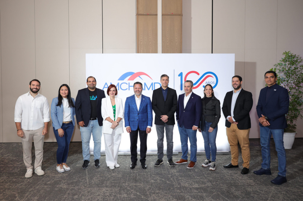Expertos discuten el impacto de la Inteligencia Artificial en la empresa del futuro en foro de AMCHAMDR