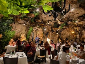 Descubre El Mesón de la Cava: El icónico restaurante dentro de una cueva en RD