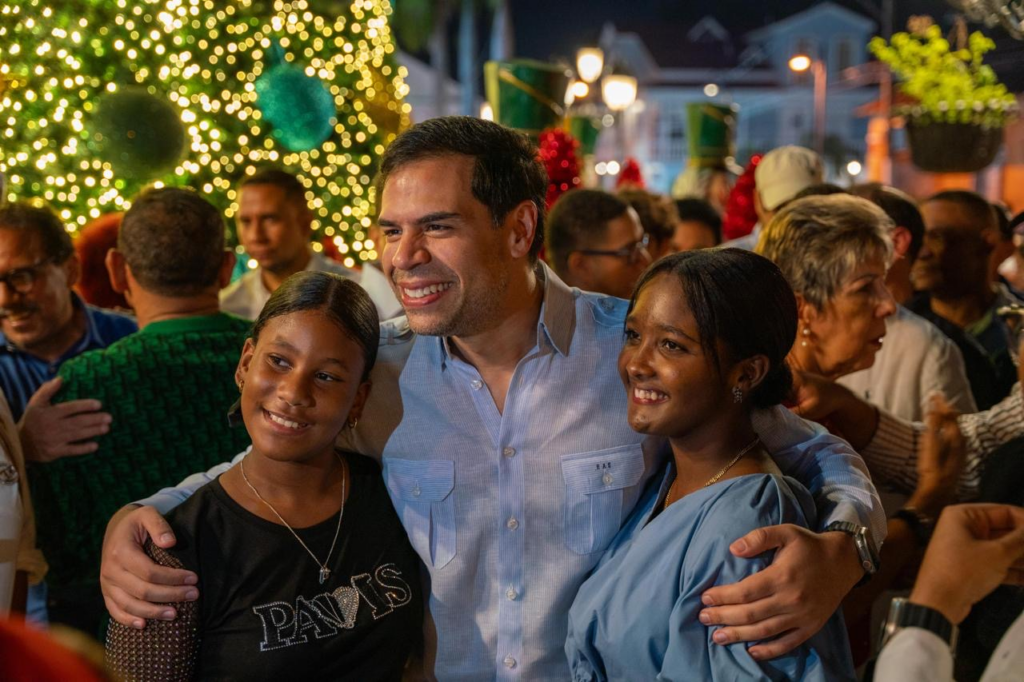 Roberto Ángel inicia programa «Parques de Navidad» en Puerto Plata