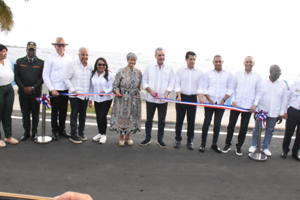 Presidente Abinader y ministro Collado entregan el remodelado malecón de San Pedro de Macorís. 