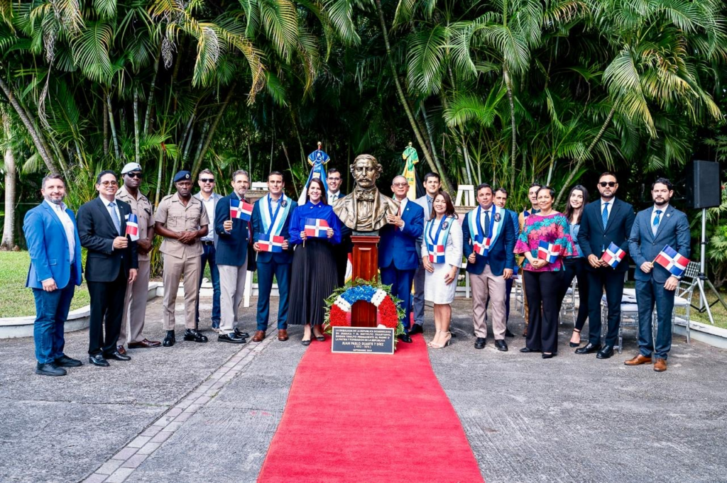 Develan busto de Duarte en Jamaica y juramentan primera filial del Instituto Duartiano