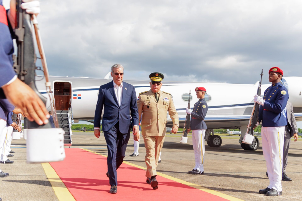 Presidente Abinader regresó esta tarde de Qatar