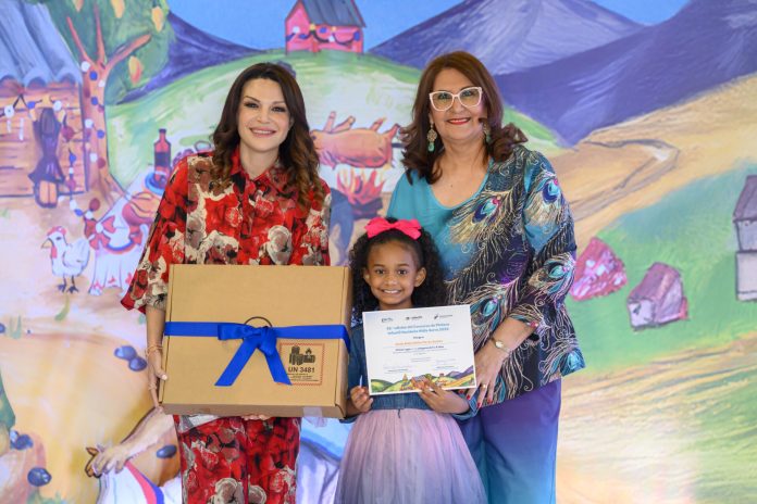 Voluntariado Banreservas premia a los ganadores del concurso Pintura Infantil Navideño Nidia Serra 2024