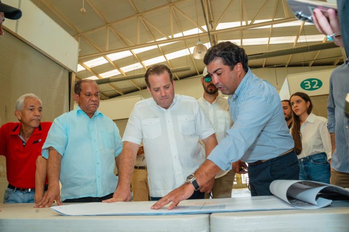 Paliza y Mejía recorren mercados de la Duarte y Villas Agrícolas; planifican su readecuación