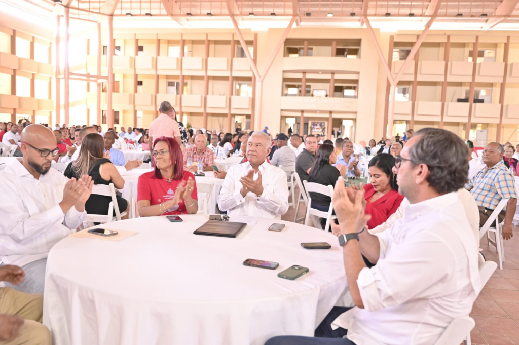Andrés Bautista encabeza almuerzo navideño junto a sociedad civil de María Trinidad Sánchez y Samaná 