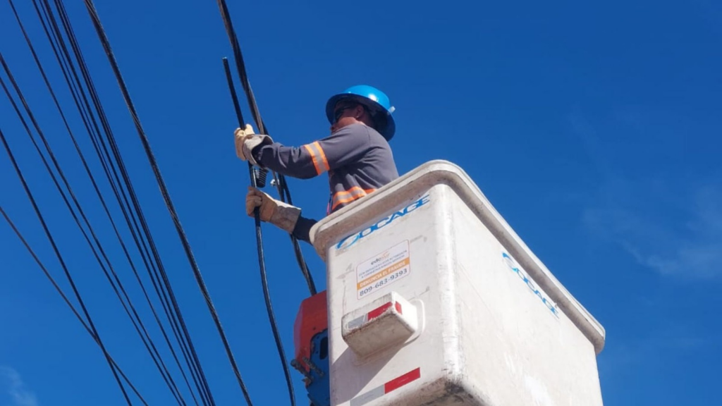 Edesur Dominicana reestablece el servicio eléctrico tras adecuar redes de distribución en el DN