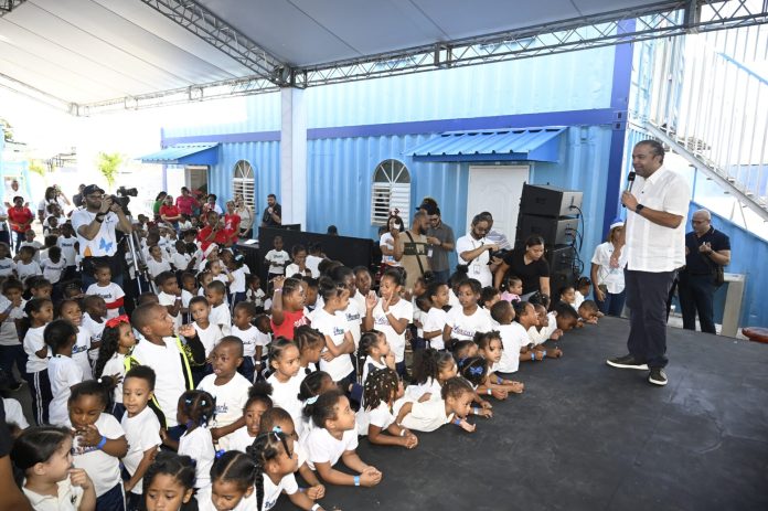 Voluntariado Banreservas realiza fiesta navideña en la escuela Movearte del Río Ozama