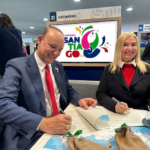 Alcaldía de Santiago y tours operadores firman acuerdo en FITUR para llevar turistas al Carnaval de Santiago.