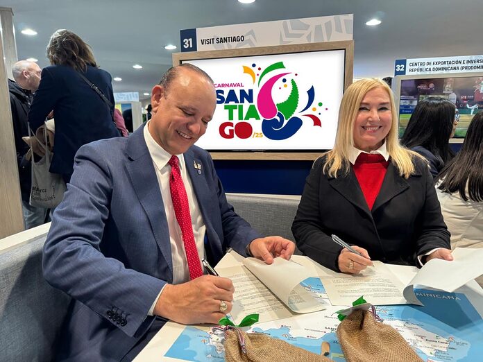 Alcaldía de Santiago y tours operadores firman acuerdo en FITUR para llevar turistas al Carnaval de Santiago.