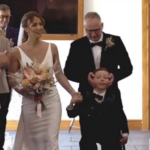 Un niño logra caminar con su madre al altar gracias a un arnés especial