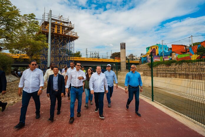 Ministro Paliza supervisa avances de proyectos clave en Santiago y Oviedo