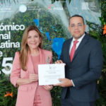Instituto ICAP reconoce a Carolina Mejía en Foro Económico en Panamá