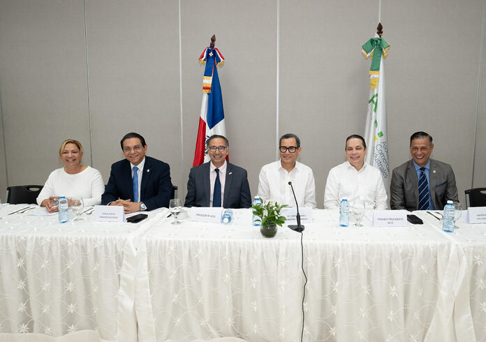 Ministerio de Trabajo y ACIS abordan programas de empleo, reforma laboral y la propuesta de aumento salarial
