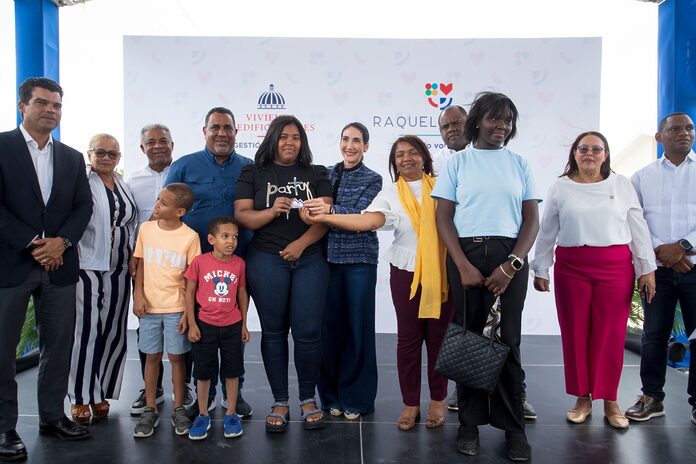 Primera Dama Raquel Arbaje y el MIVED entregan nuevas viviendas en Las Matas de Farfán, San Juan