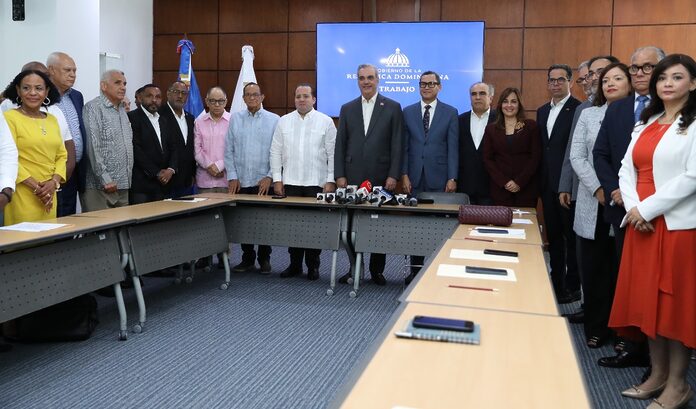 Gobierno anuncia aumento salarial de 20% al sector privado no sectorizado