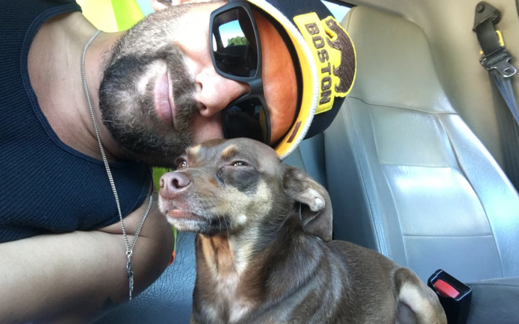 Un hombre se reencuentra con su perro tras 8 años perdido