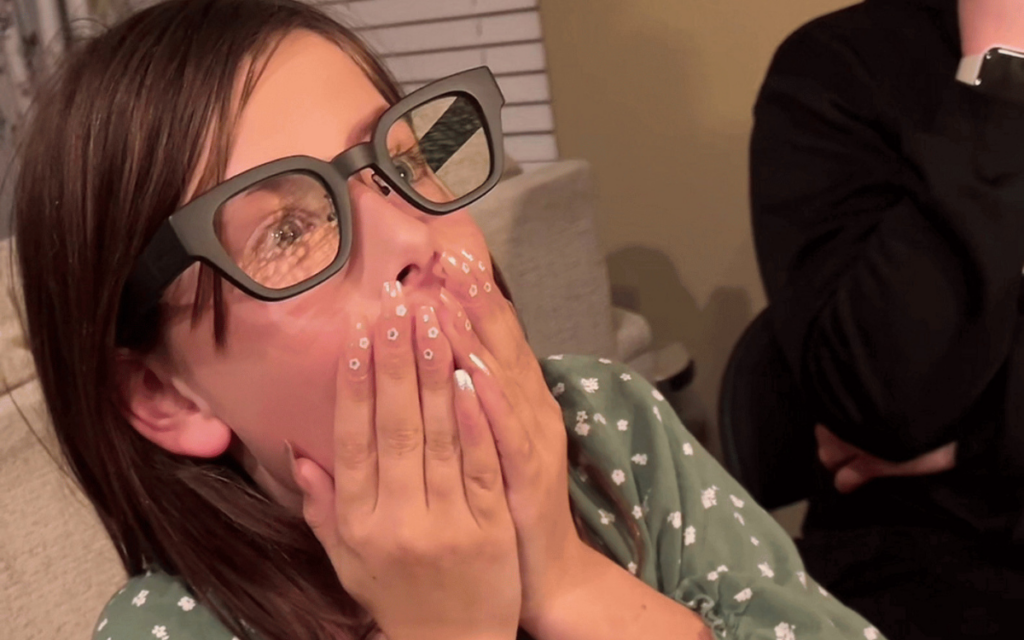 Unas gafas permiten a una niña sorda de 10 años ver palabras
