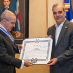 Presidente Abinader impone Orden al Mérito de Duarte, Sánchez y Mella en el grado de Comendador a académico español Feliciano Barrios Pintado