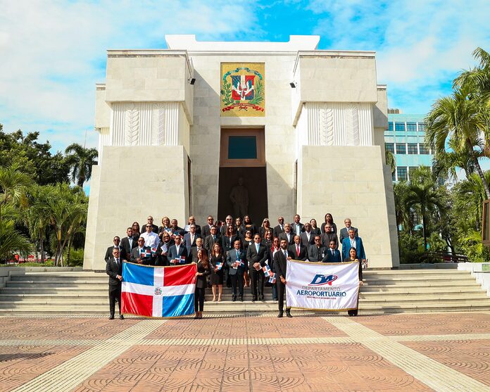 Departamento Aeroportuario rinde honor a héroes de la Patria con ofrenda floral