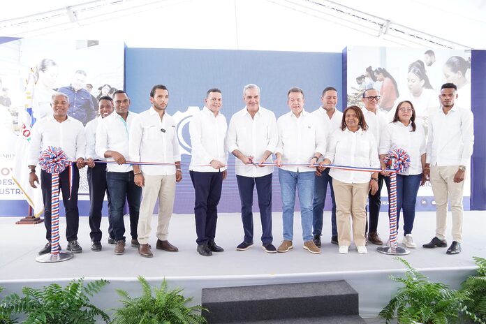 Presidente Abinader encabeza acto inaugural de nave tabacalera en Zona Franca de San Juan