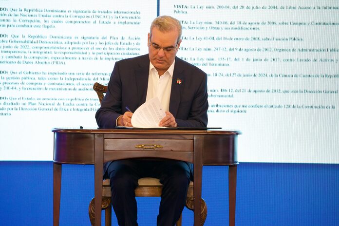 Presidente Abinader firma decreto que crea la Comisión Presidencial para establecer el Sistema Nacional de Transparencia y Anticorrupción