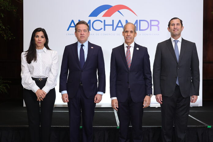 Ministro Bisonó destaca liderazgo de RD en Comercio Regional y con los EE.UU. en Almuerzo de AMCHAMDR