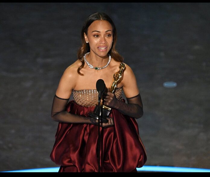 Zoe Saldaña hace historia como la primera dominicana en ganar un Oscar