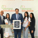 Entregan reconocimiento al ministro de Salud por trayectoria profesional y labor en favor de la salud